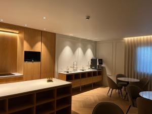 um quarto com uma cozinha com mesa e cadeiras em Palatial Suites em Braga
