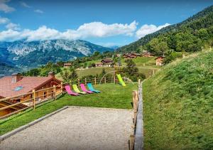 einen Spielplatz mit Rutsche auf einem Hügel in der Unterkunft Chalet Nougat - Les Congères in Manigod