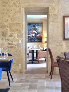 un comedor con una mesa y una pintura en la pared en Château Fleur de Roques - Puisseguin Saint Emilion, en Puisseguin