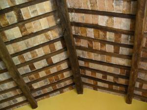 Habitación con techo de madera y vigas de madera. en Azienda Agricola Colle Paradiso en Mompeo