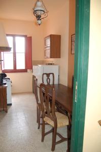 cocina con mesa de comedor de madera y sillas en Azienda Agricola Colle Paradiso en Mompeo