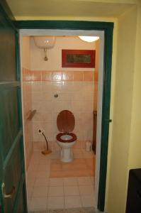 ein Badezimmer mit einem WC und einem Holzsitz in der Unterkunft Azienda Agricola Colle Paradiso in Mompeo