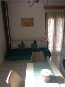uma sala de estar com um sofá e uma mesa em Snuggery Elegant Apartment em Agios Nikolaos