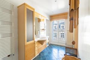a bathroom with a sink and a mirror at Appartement Quartier la Madeleine Free Netflix in Paris