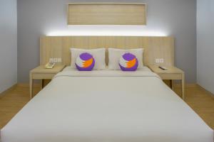 Postel nebo postele na pokoji v ubytování FOX Hotel Gorontalo