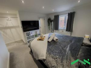 een slaapkamer met een groot bed en een flatscreen-tv bij Na Private Room Private Bathroom in New Waltham Na in New Waltham