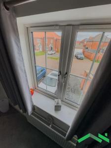 Cette chambre offre une vue sur une fenêtre. dans l'établissement Na Private Room Private Bathroom in New Waltham Na, à New Waltham