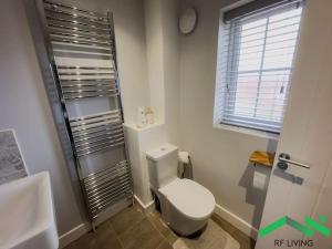 Na Private Room Private Bathroom in New Waltham Na في New Waltham: حمام به مرحاض أبيض ومغسلة
