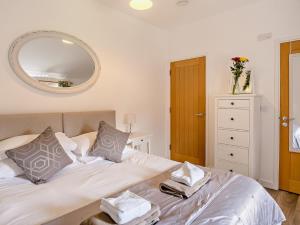 Postel nebo postele na pokoji v ubytování 4 Bed in Newport 90251