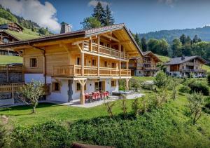 Nespecifikovaný výhled na hory nebo výhled na hory při pohledu z chaty