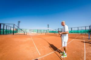 Tenis a/nebo squash v ubytování Holiday and Orchid Fort Noks Apartments nebo okolí