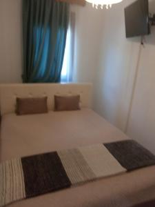 una camera con letto con tenda blu di Snuggery Elegant Apartment a Agios Nikolaos
