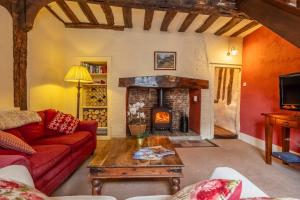 TV a/nebo společenská místnost v ubytování Medieval cottage in rural village - Duke's Lodge + 28 fotografií