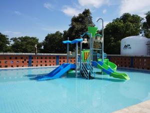 een zwembad met een waterpark met een speeltuin bij Camping Caperucita Roja in Clorinda