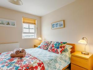 sypialnia z łóżkiem z pluszowym misiem w obiekcie 3 bed property in Appledore Devon ESTVW w mieście Appledore