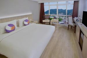 Postel nebo postele na pokoji v ubytování FOX Hotel Gorontalo