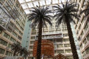 dos palmeras delante de un edificio en Crowne Plaza Kuwait Al Thuraya City, an IHG Hotel en Kuwait