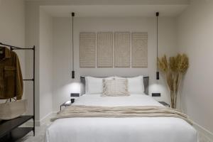 ein Schlafzimmer mit einem großen Bett mit weißer Bettwäsche in der Unterkunft Penthouse W/ View & Plunge Pool in Athen