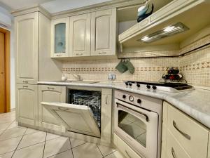 Photo de la galerie de l'établissement [400m dal Mare] Giardino - WiFi - A/C - Posto auto, à Loano