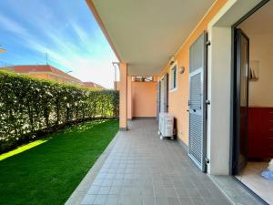 Photo de la galerie de l'établissement [400m dal Mare] Giardino - WiFi - A/C - Posto auto, à Loano