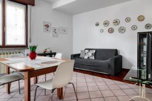 A seating area at Extra Comfort - Casa Vicino a Milano e Linate