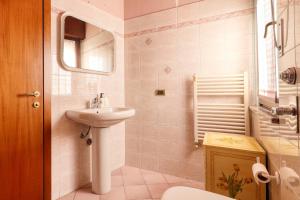 A bathroom at Extra Comfort - Casa Vicino a Milano e Linate