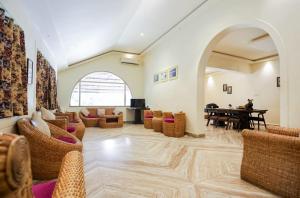 een woonkamer met stoelen en een tafel bij 6 BedRooms Nr Majorda Beach with pool in Majorda