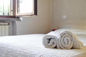A bed or beds in a room at Extra Comfort - Casa Vicino a Milano e Linate