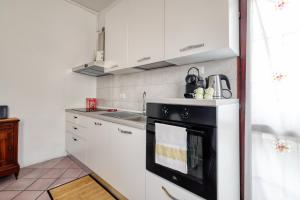 A kitchen or kitchenette at Extra Comfort - Casa Vicino a Milano e Linate