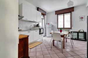 A kitchen or kitchenette at Extra Comfort - Casa Vicino a Milano e Linate