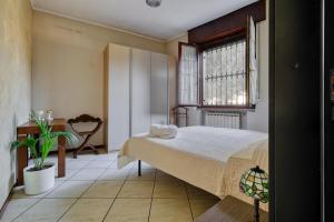 A bed or beds in a room at Extra Comfort - Casa Vicino a Milano e Linate Még 25 kép