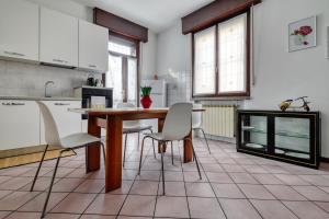 A kitchen or kitchenette at Extra Comfort - Casa Vicino a Milano e Linate