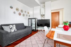- un salon avec un canapé et une table dans l'établissement Extra Comfort - Casa Vicino a Milano e Linate, à Zelo Buon Persico