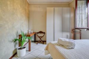 A bed or beds in a room at Extra Comfort - Casa Vicino a Milano e Linate
