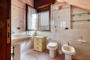 A bathroom at Extra Comfort - Casa Vicino a Milano e Linate