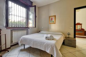 A bed or beds in a room at Extra Comfort - Casa Vicino a Milano e Linate