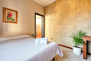 A bed or beds in a room at Extra Comfort - Casa Vicino a Milano e Linate