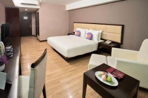 Postel nebo postele na pokoji v ubytování FOX Hotel Gorontalo