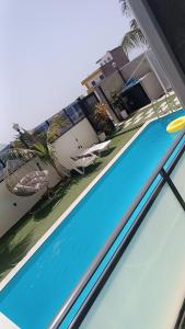 uma piscina com um disco voador em cima em Hotel Xinte na casa em Tarrafal