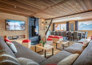 ein Wohnzimmer mit 2 Sofas und einem Esszimmer in der Unterkunft Chalet Guimauve - Les Congères in Manigod