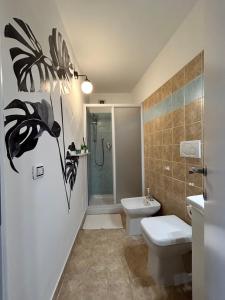 La salle de bains est pourvue d'une douche, de toilettes et d'un lavabo. dans l'établissement Vita lenta Garbatella, à Rome