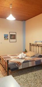 ein Schlafzimmer mit einem großen Bett und einer Holzdecke in der Unterkunft Iasonas Rooms in Agios Kirykos