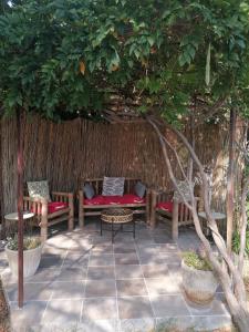 Le Refuge de Manou في سان-بيراي: مجموعة مقاعد جالسة تحت شجرة
