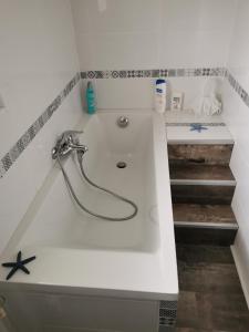 baño con lavabo y grifo en Le Refuge de Manou en Saint-Péray