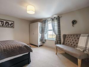 1 dormitorio con cama, ventana y sofá en 2 Bed in Hamsterley 82620, en Cockfield