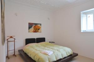 ein Schlafzimmer mit einem Bett in einer weißen Wand in der Unterkunft Casa Pilar in Lanciano