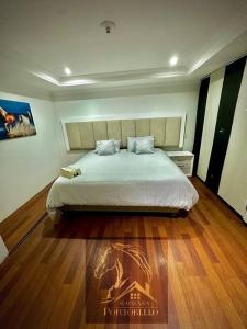 um quarto com uma cama de dossel na parede em Hacienda en Chia em Chía