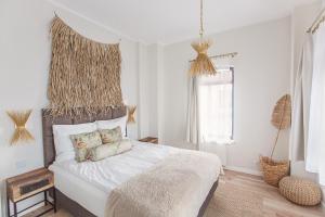 1 dormitorio con cama blanca y cabecero en Apartamenty Strażacka - Loft SoHo en Szczecinek