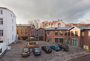 un grupo de autos estacionados en un estacionamiento en Apartamenty Strażacka - Loft SoHo en Szczecinek