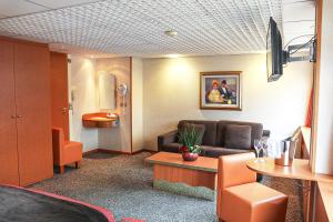 a waiting room with a couch and a table at Bateau Seine Princess by CroisiEurope in Paris